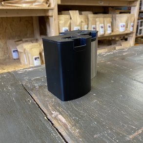 Beholder til sort uniform